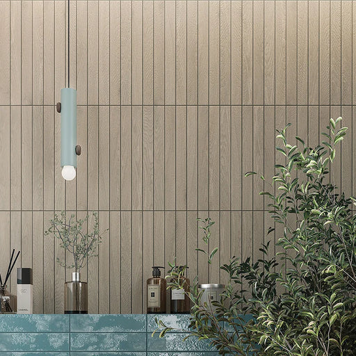 Dettaglio piastrella in gres porcellanato effetto legno della collezione Legnetto38 di Self Style by keradom, formato 3.8x38, colore Biancospino