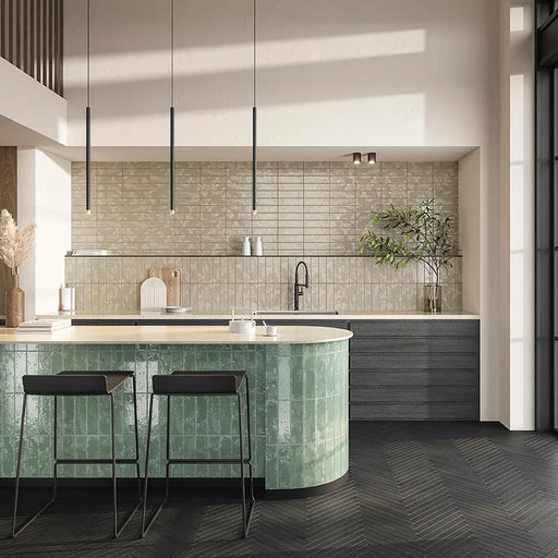 Dettaglio piastrella in gres porcellanato effetto legno della collezione Legnetto38 di Self Style by keradom, formato 3.8x38, colore Moro