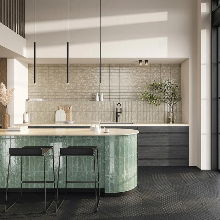 Dettaglio piastrella in gres porcellanato effetto legno della collezione Legnetto38 di Self Style by keradom, formato 3.8x38, colore Moro