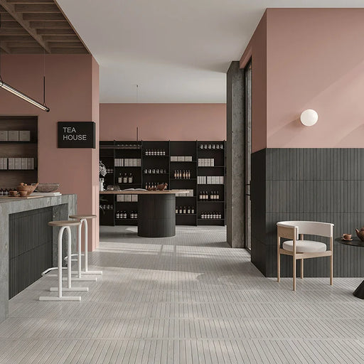 Dettaglio piastrella in gres porcellanato effetto legno della collezione Legnetto38 di Self Style by keradom, formato 3.8x38, colore Tortora