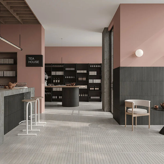 Dettaglio piastrella in gres porcellanato effetto legno della collezione Legnetto38 di Self Style by keradom, formato 3.8x38, colore Tortora