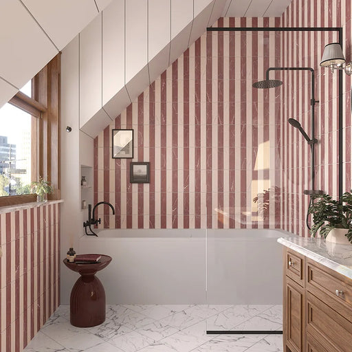 Dettaglio piastrella in gres porcellanato effetto marmo della collezione Dama di Self Style by keradom, formato 6x25, colore Rosa Portogallo