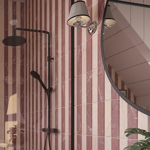 Dettaglio piastrella in gres porcellanato effetto marmo della collezione Dama di Self Style by keradom, formato 6x25, colore Rosso Cardinale