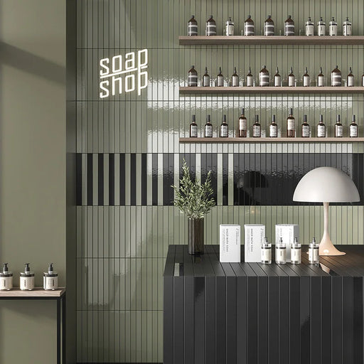 Dettaglio piastrella in gres porcellanato effetto mattoncino della collezione Twiggy di Self Style by keradom, formato 3.8x38, colore Oliva