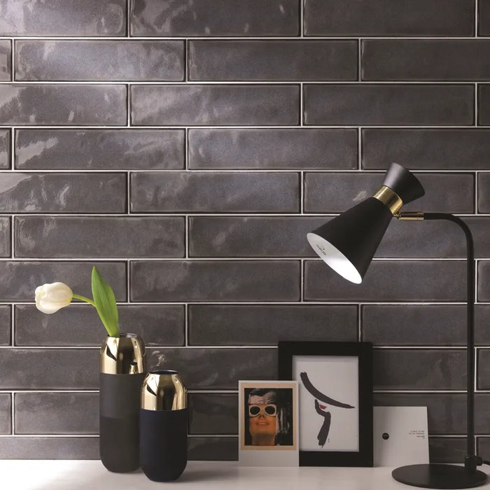 Dettaglio piastrella per rivestimento in ceramica effetto mattoncino Lucido 7,6x30,5 cm della collezione Karma, colore Fumo di Ceramica Settecento