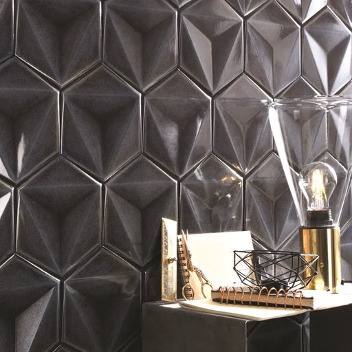 Dettaglio muro con rivestimento in ceramica formato esagonale Lucido 15,1x17,3 cm della collezione Karma, colore Grafite di Ceramica Settecento