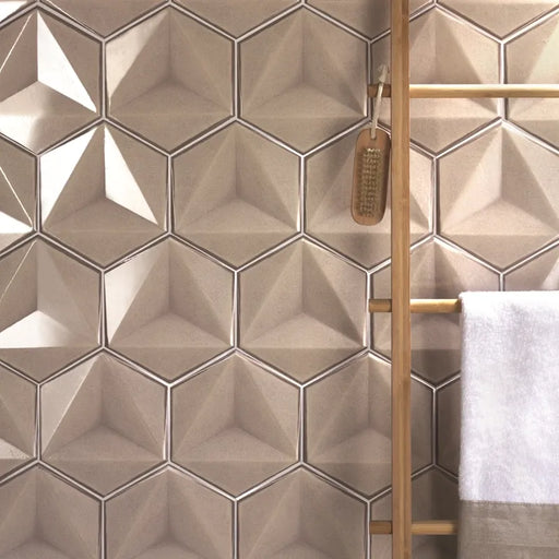 Dettaglio piastrella per rivestimento in ceramica formato esagonale Lucido 15,1x17,3 cm della collezione Karma, colore Ecru di Ceramica Settecento