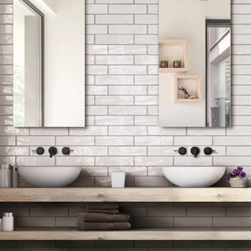 Dettaglio bagno moderno con rivestimento in ceramica effetto mattoncino Lucido 7,6x30,5 cm della collezione Karma, colore Perla di Ceramica Settecento