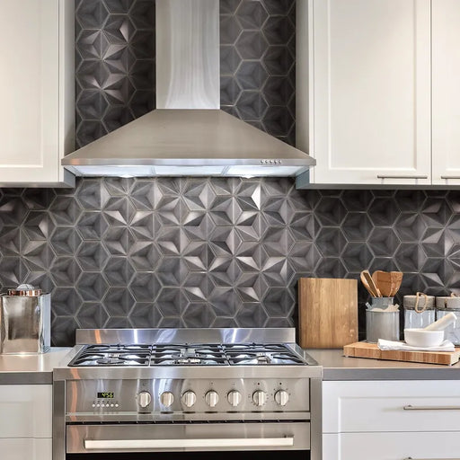 Dettaglio cucina moderna con rivestimento in ceramica formato esagonale Lucido 15,1x17,3 cm della collezione Karma, colore Grigio di Ceramica Settecento