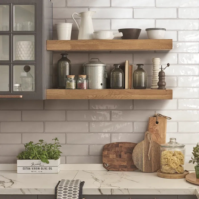 Dettaglio cucina con rivestimento in ceramica effetto mattoncino Lucido 7,6x30,5 cm della collezione Karma, colore Bianco di Ceramica Settecento