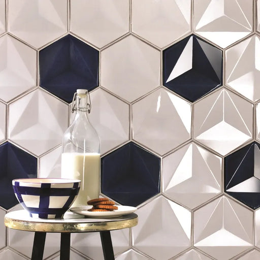 Dettaglio piastrella per rivestimento in ceramica formato esagonale Lucido 15,1x17,3 cm della collezione Karma, colore Perla di Ceramica Settecento