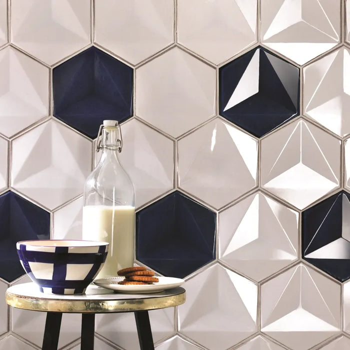 Dettaglio piastrella per rivestimento in ceramica formato esagonale Lucido 15,1x17,3 cm della collezione Karma, colore Perla di Ceramica Settecento