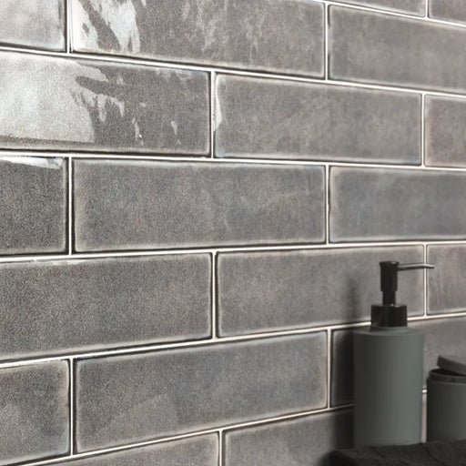 Dettaglio piastrella per rivestimento in ceramica effetto mattoncino Lucido 7,6x30,5 cm della collezione Karma, colore Grigio di Ceramica Settecento