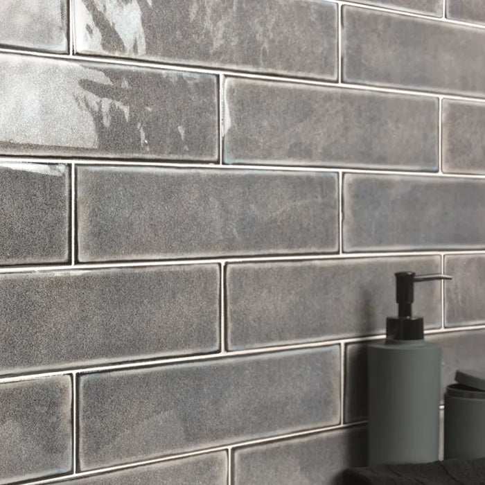 Dettaglio piastrella per rivestimento in ceramica effetto mattoncino Lucido 7,6x30,5 cm della collezione Karma, colore Grigio di Ceramica Settecento