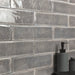 Dettaglio piastrella per rivestimento in ceramica effetto mattoncino Lucido 7,6x30,5 cm della collezione Karma, colore Grigio di Ceramica Settecento