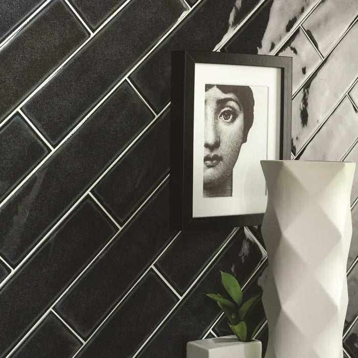 Dettaglio muro con rivestimento in ceramica effetto mattoncino Lucido 7,6x30,5 cm della collezione Karma, colore Grafite di Ceramica Settecento
