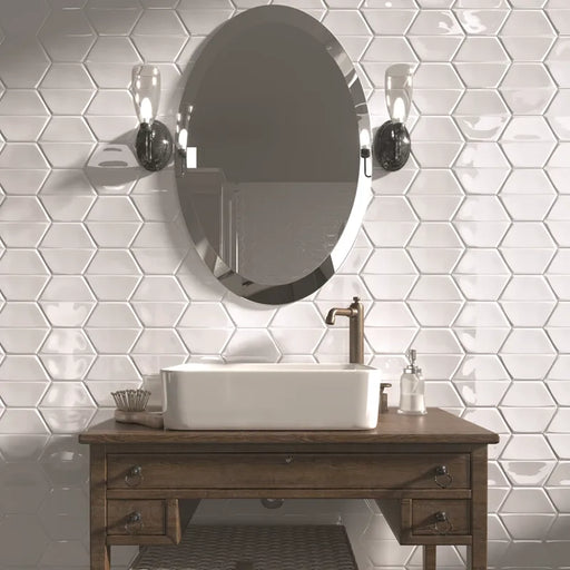 Dettaglio bagno rivestimento in ceramica formato esagonale Lucido 15,6x18 cm della collezione Magnolia, colore Bright White di Ceramica Settecento