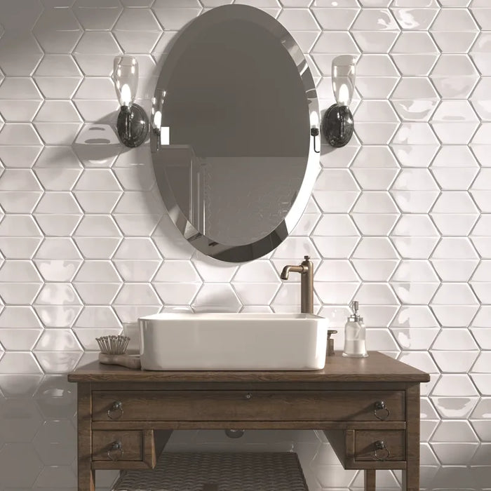 Dettaglio bagno rivestimento in ceramica formato esagonale Lucido 15,6x18 cm della collezione Magnolia, colore Bright White di Ceramica Settecento