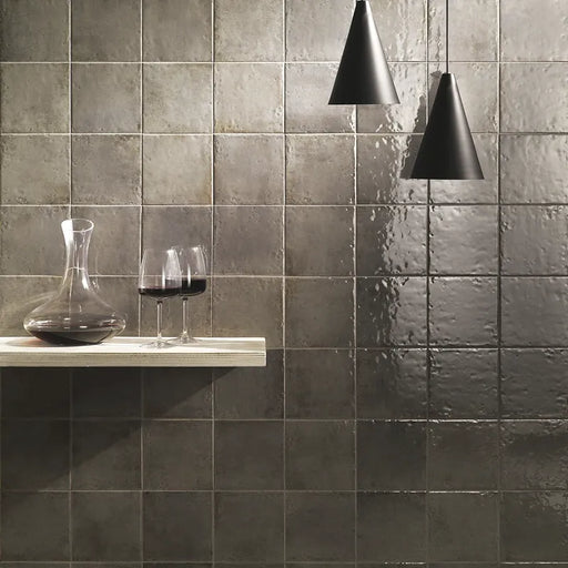 Dettaglio piastrella per rivestimento in gres porcellanato effetto mattoncino lucido Square 16,5x16,5 cm della collezione Oxida, colore Grey di Ceramica Settecento