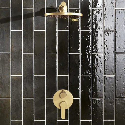 Dettaglio doccia con rivestimento in gres porcellanato effetto mattoncino lucido Brick 7,5x30 cm della collezione Oxida, colore Black di Ceramica Settecento