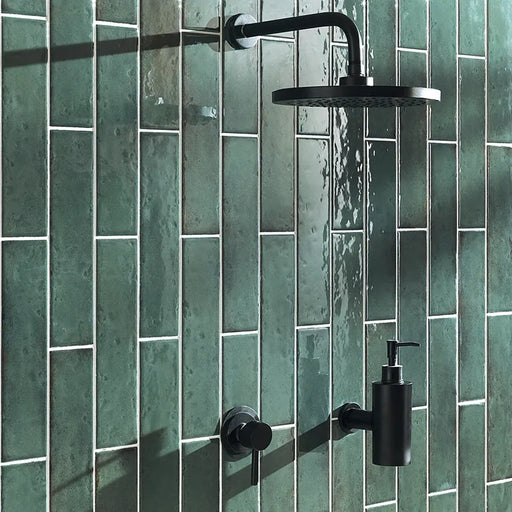 Dettaglio piastrella per rivestimento in gres porcellanato effetto mattoncino lucido Brick 7,5x30 cm della collezione Oxida, colore Green di Ceramica Settecento