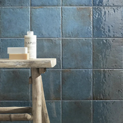 Dettaglio piastrella per rivestimento in gres porcellanato effetto mattoncino lucido Square 16,5x16,5 cm della collezione Oxida, colore Blue di Ceramica Settecento