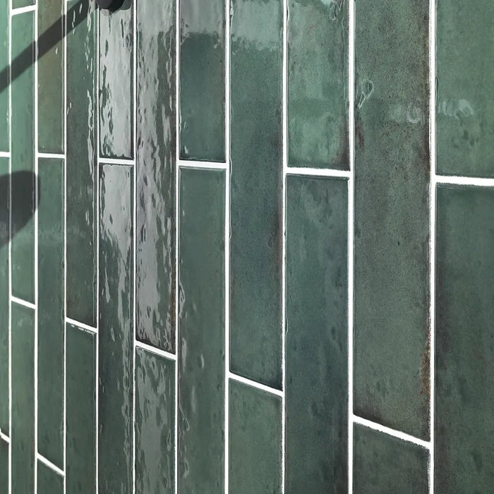 Dettaglio piastrella per rivestimento in gres porcellanato effetto mattoncino lucido Brick 7,5x30 cm della collezione Oxida, colore Green di Ceramica Settecento