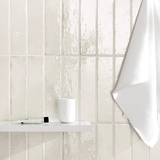 Dettaglio bagno con rivestimento in gres porcellanato effetto mattoncino lucido Brick 7,5x30 cm della collezione Oxida, colore White di Ceramica Settecento