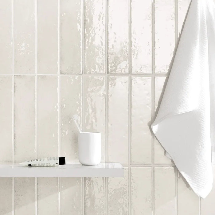 Dettaglio bagno con rivestimento in gres porcellanato effetto mattoncino lucido Brick 7,5x30 cm della collezione Oxida, colore White di Ceramica Settecento