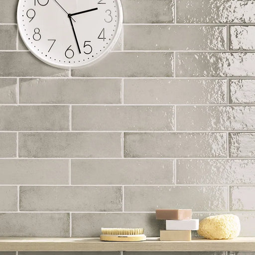 Dettaglio piastrella per rivestimento in gres porcellanato effetto mattoncino lucido 7,5x30 cm della collezione Oxida, colore Clay di Ceramica Settecento