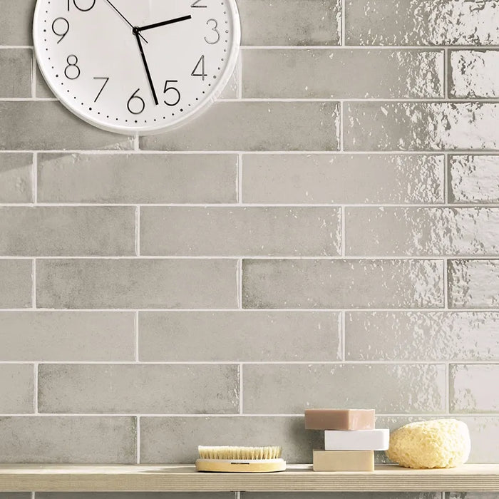 Dettaglio piastrella per rivestimento in gres porcellanato effetto mattoncino lucido 7,5x30 cm della collezione Oxida, colore Clay di Ceramica Settecento