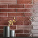 Dettaglio piastrella per rivestimento in gres porcellanato effetto mattoncino lucido Brick 7,5x30 cm della collezione Oxida, colore Red di Ceramica Settecento