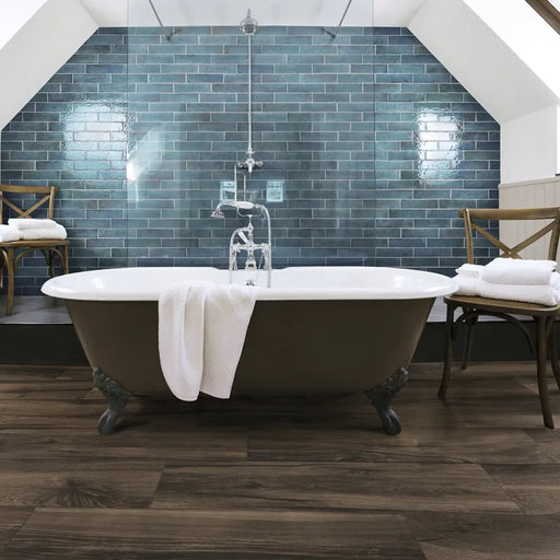 Bagno con rivestimento in gres porcellanato effetto mattoncino lucido Brick 7,5x30 cm della collezione Oxida, colore Blue di Ceramica Settecento