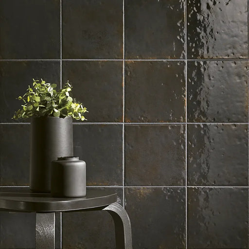 Dettaglio piastrella per rivestimento in gres porcellanato effetto mattoncino lucido Square 16,5x16,5 cm della collezione Oxida, colore Black di Ceramica Settecento