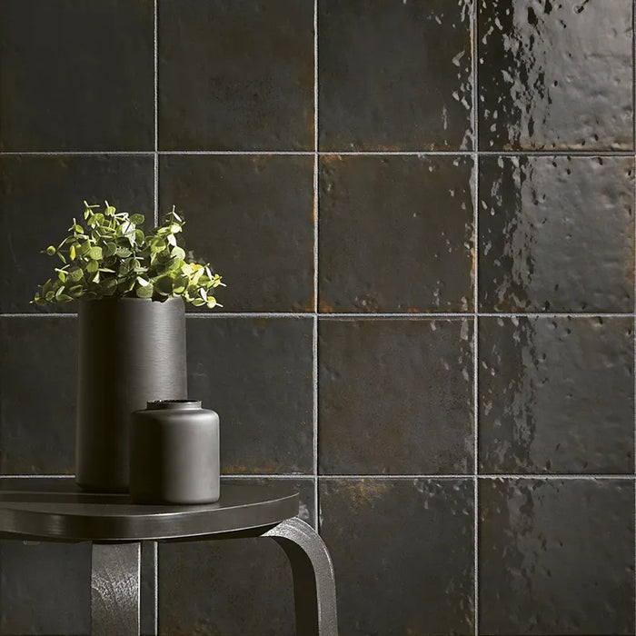 Dettaglio piastrella per rivestimento in gres porcellanato effetto mattoncino lucido Square 16,5x16,5 cm della collezione Oxida, colore Black di Ceramica Settecento