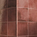 Dettaglio piastrella per rivestimento in gres porcellanato effetto mattoncino lucido Square 16,5x16,5 cm della collezione Oxida, colore Red di Ceramica Settecento