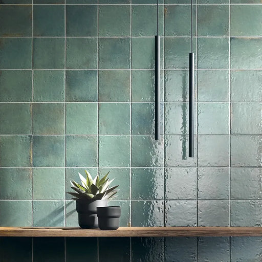 Dettaglio piastrella per rivestimento in gres porcellanato effetto mattoncino lucido Square 16,5x16,5 cm della collezione Oxida, colore Green di Ceramica Settecento