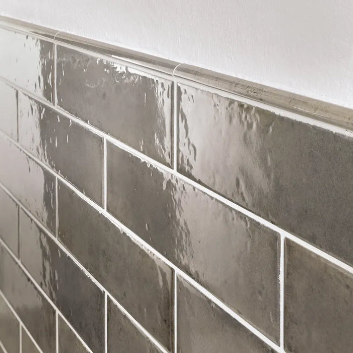 Dettaglio piastrella per rivestimento in gres porcellanato effetto mattoncino lucido Brick 7,5x30 cm della collezione Oxida, colore Grey di Ceramica Settecento
