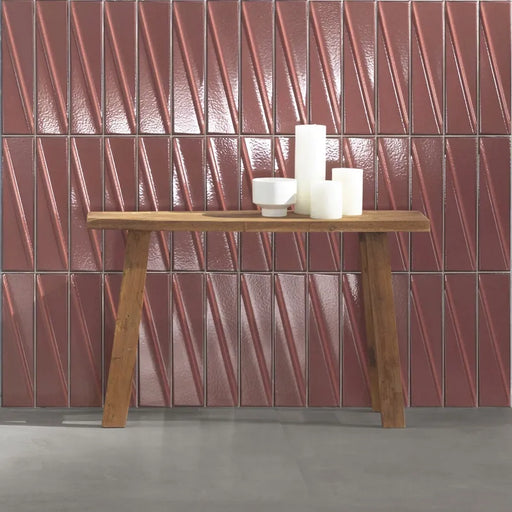 Dettaglio piastrella per rivestimento in ceramica effetto mattoncino Lucido 7,6x30,5 cm della collezione Pulse, colore Ruby di Ceramica Settecento