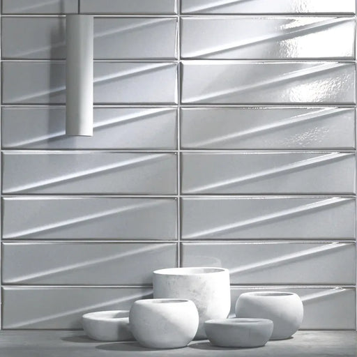 Dettaglio muro con rivestimento in ceramica effetto mattoncino Lucido 7,6x30,5 cm della collezione Pulse, colore Misty di Ceramica Settecento