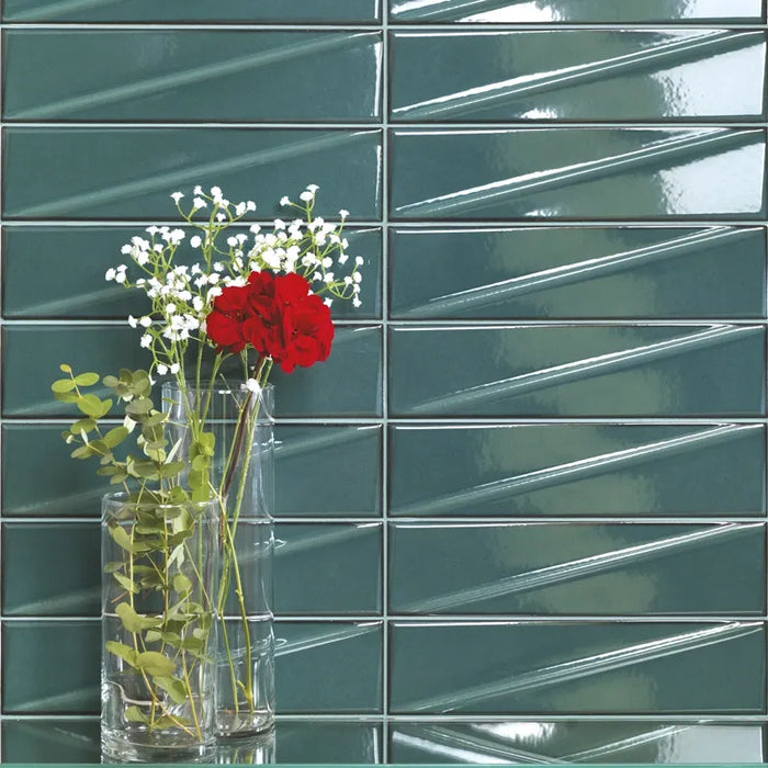 Dettaglio piastrella per rivestimento in ceramica effetto mattoncino Lucido 7,6x30,5 cm della collezione Pulse, colore Emerald di Ceramica Settecento