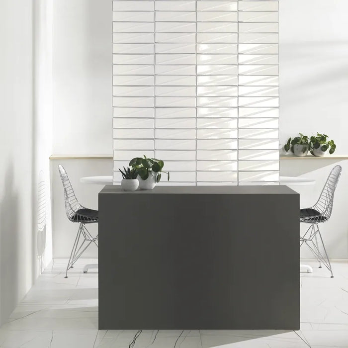 Ufficio con rivestimento in ceramica effetto mattoncino Lucido 7,6x30,5 cm della collezione Pulse, colore Ice di Ceramica Settecento