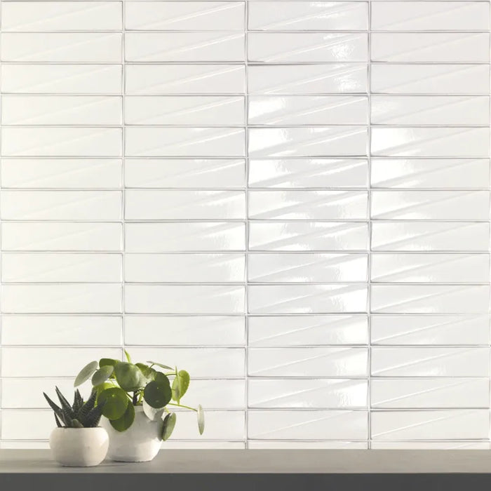 Dettaglio muro con rivestimento in ceramica effetto mattoncino Lucido 7,6x30,5 cm della collezione Pulse, colore Ice di Ceramica Settecento