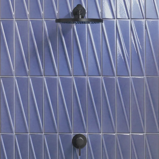 Dettaglio piastrella per rivestimento in ceramica effetto mattoncino Lucido 7,6x30,5 cm della collezione Pulse, colore Azure di Ceramica Settecento