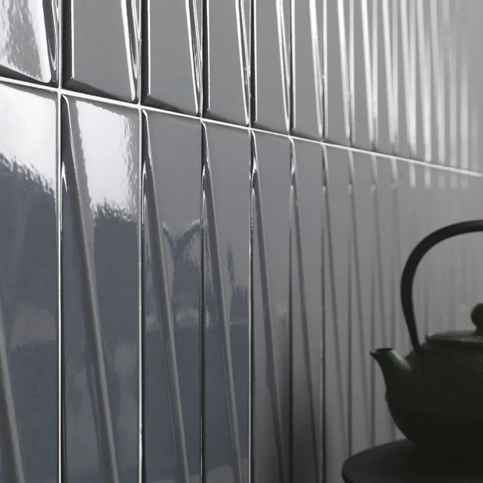 Dettaglio piastrella per rivestimento in ceramica effetto mattoncino Lucido 7,6x30,5 cm della collezione Pulse, colore Gray di Ceramica Settecento