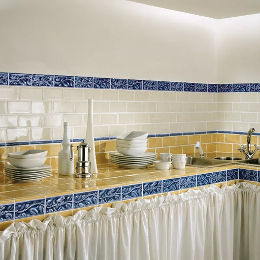 Dettaglio cucina vintage con rivestimento in ceramica Craquelé effetto fatto a mano lucido 7,5x15 cm effetto mattoncino della collezione The Traditional Style, colore Pure White di Ceramica Settecento