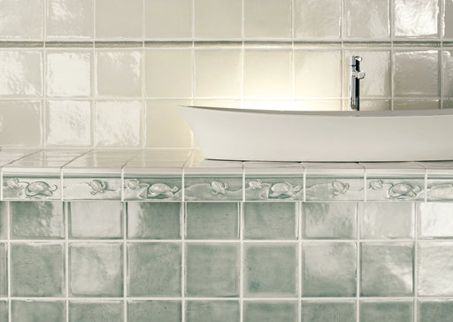 Dettaglio piastrella per rivestimento in ceramica Craquelé effetto fatto a a mano lucido 15x15 cm della collezione The Traditional Style, colore Grey Green di Ceramica Settecento