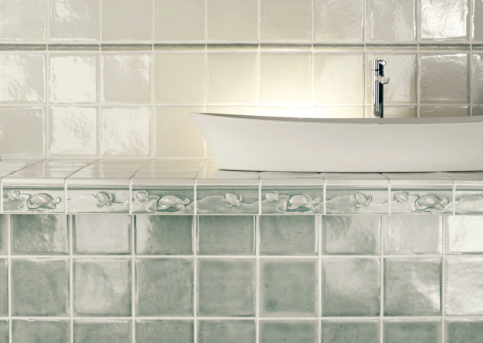 Dettaglio piastrella per rivestimento in ceramica Craquelé effetto fatto a a mano lucido 15x15 cm della collezione The Traditional Style, colore Grey Green di Ceramica Settecento