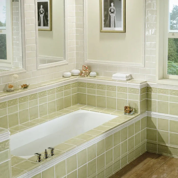 Bagno elegante vintage con rivestimento in ceramica Craquelé effetto fatto a a mano lucido 15x15 cm della collezione The Traditional Style, colore Hay di Ceramica Settecento