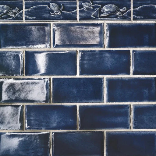 Dettaglio piastrella per rivestimento in ceramica Craquelé effetto fatto a mano lucido 7,5x15 cm effetto mattoncino della collezione The Traditional Style, colore Blue Navy di Ceramica Settecento